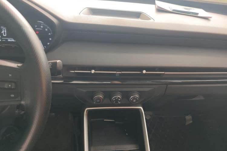 Used Wuling Alvez 2022 1.5L Manual Free-Style Model Audio And AC Panel