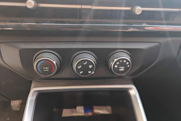 Used Wuling Alvez 2022 1.5L Manual Free-Style Model Audio And AC Panel