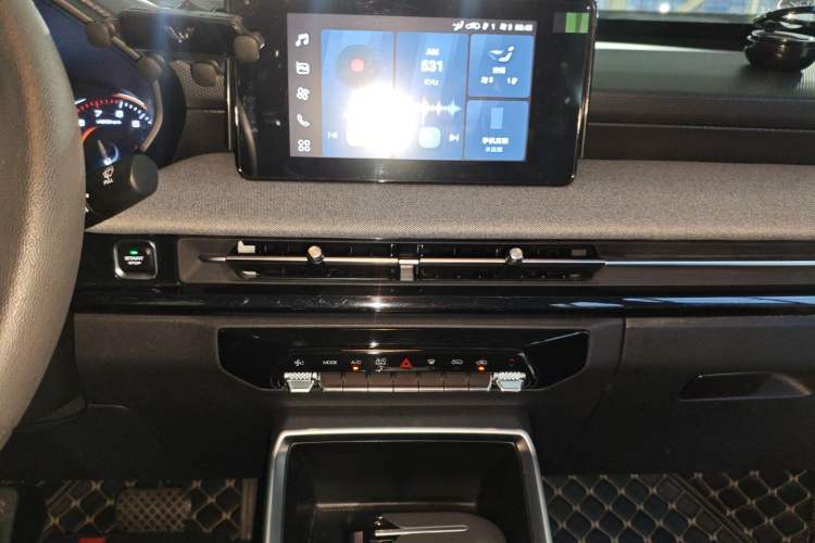 Used Wuling Alvez 2022 1.5L CVT Comfort Edition Audio And AC Panel