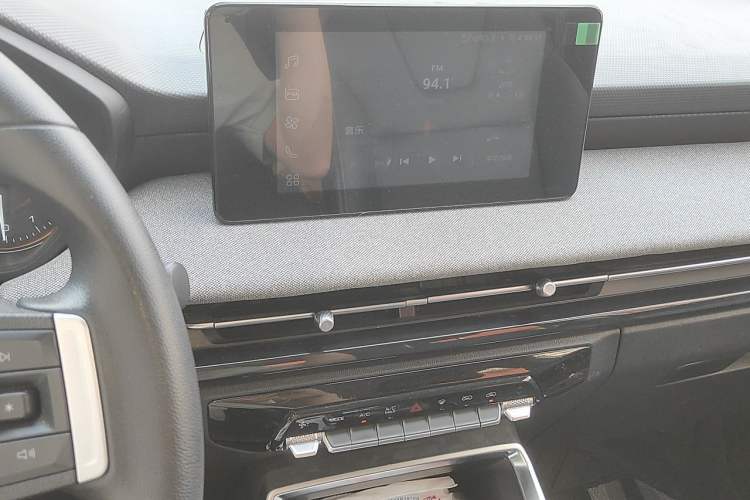 Used Wuling Alvez 2022 1.5L CVT Comfort Edition Audio And AC Panel