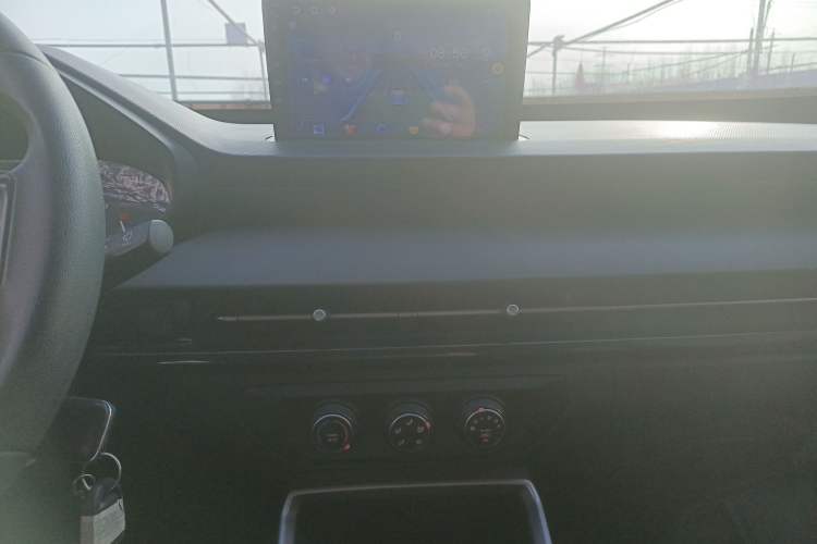 Used Wuling Alvez 2022 1.5L Manual Free-Style Model Audio And AC Panel
