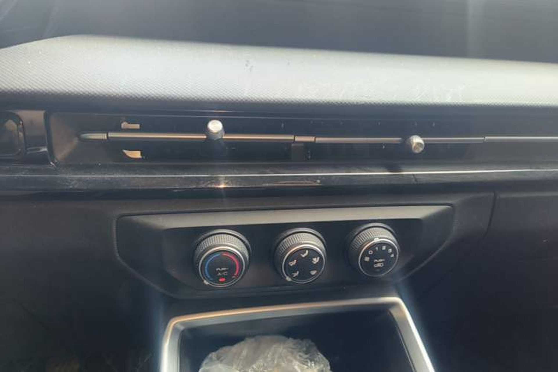Used Wuling Alvez 2022 1.5L Manual Free-Style Model Audio And AC Panel