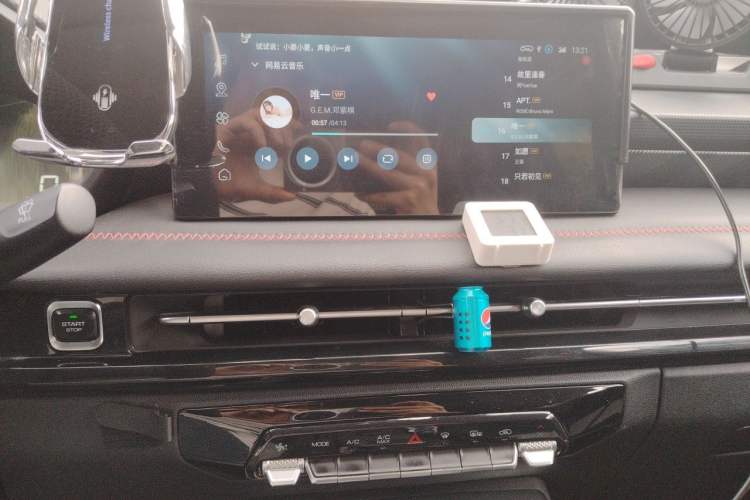 Used Wuling Alvez 2022 1.5T CVT Trendy & Cool Edition Audio And AC Panel