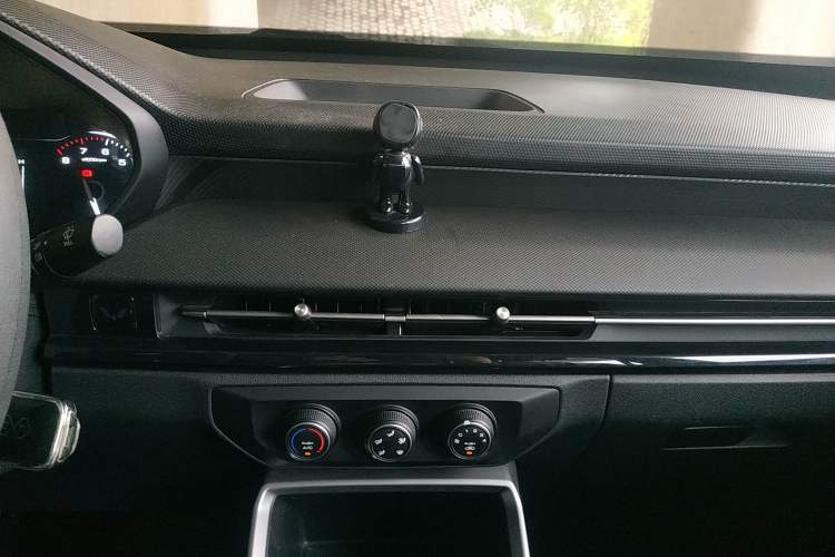 Used Wuling Alvez 2022 1.5L Manual Free-Style Model Audio And AC Panel
