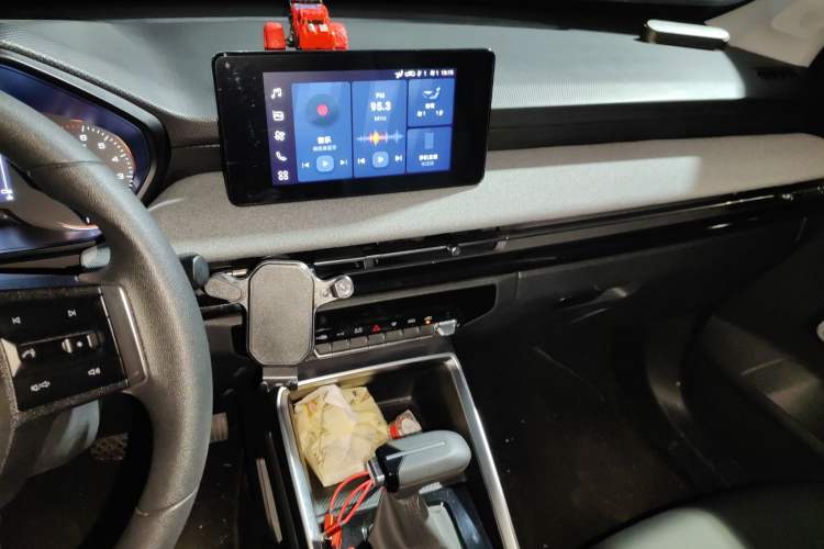 Used Wuling Alvez 2022 1.5L CVT Comfort Edition Audio And AC Panel