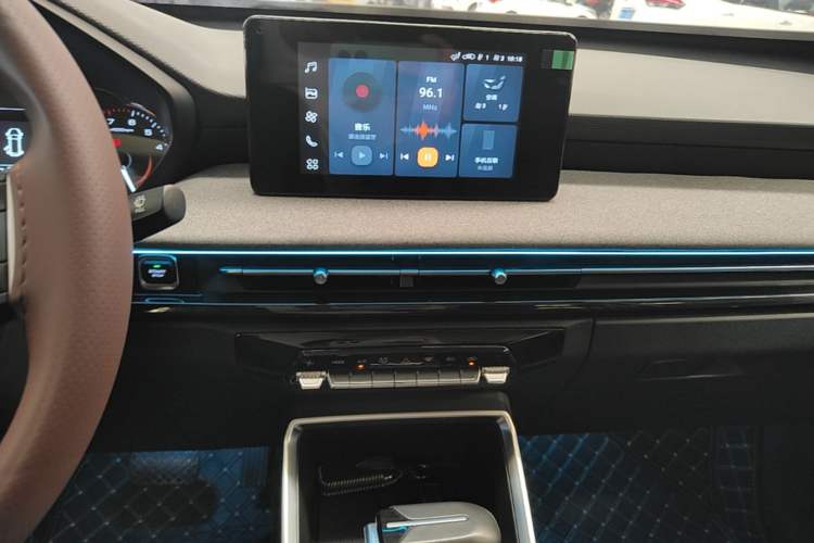 Used Wuling Alvez 2022 1.5L CVT Comfort Edition Audio And AC Panel