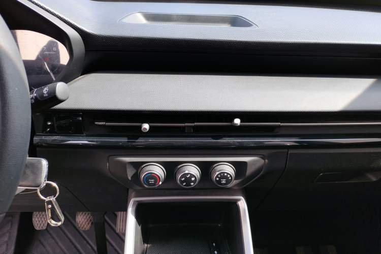 Used Wuling Alvez 2022 1.5L Manual Free-Style Model Audio And AC Panel