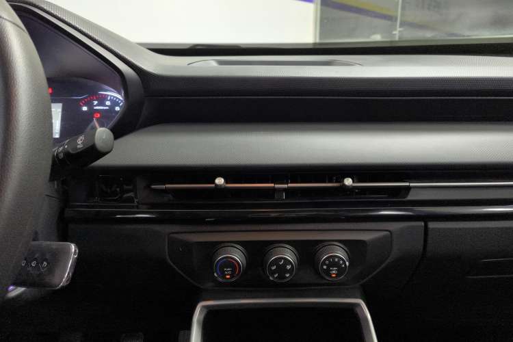 Used Wuling Alvez 2022 1.5L Manual Free-Style Model Audio And AC Panel