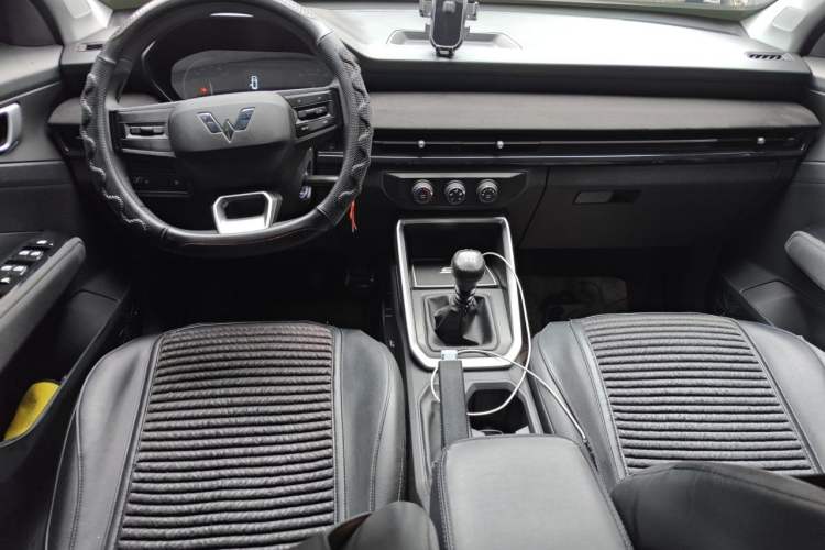Used Wuling Alvez 2022 1.5L Manual Free-Style Model Center Console