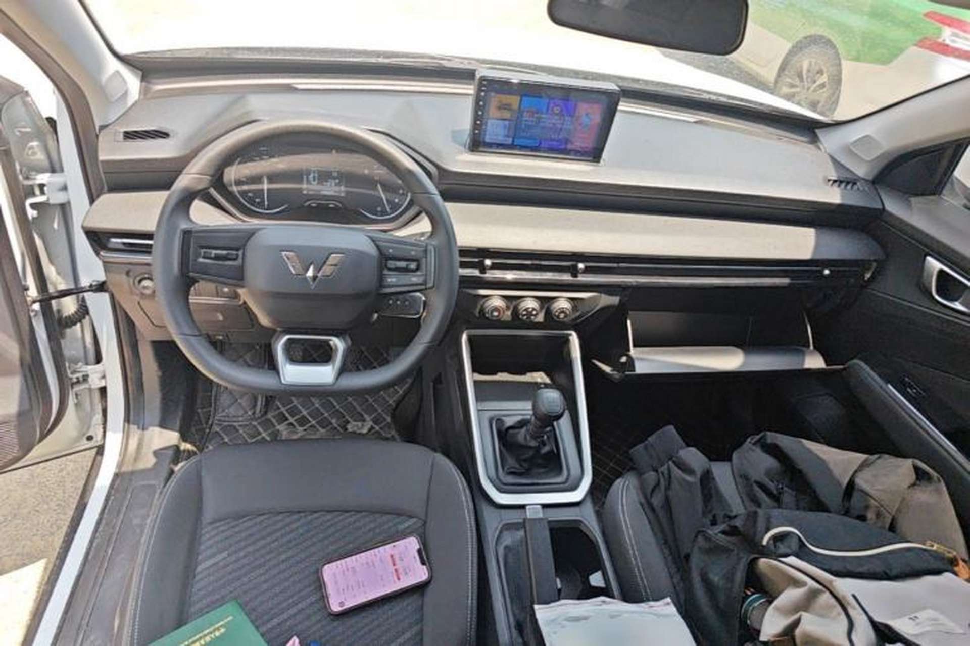 Used Wuling Alvez 2022 1.5L Manual Free-Style Model Center Console