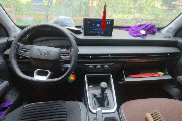 Used Wuling Alvez 2022 1.5L Manual Free-Style Model Center Console