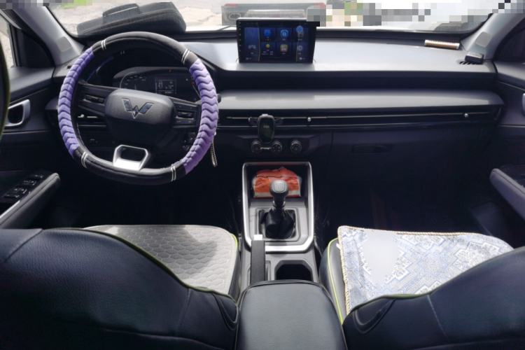 Used Wuling Alvez 2022 1.5L Manual Free-Style Model Center Console