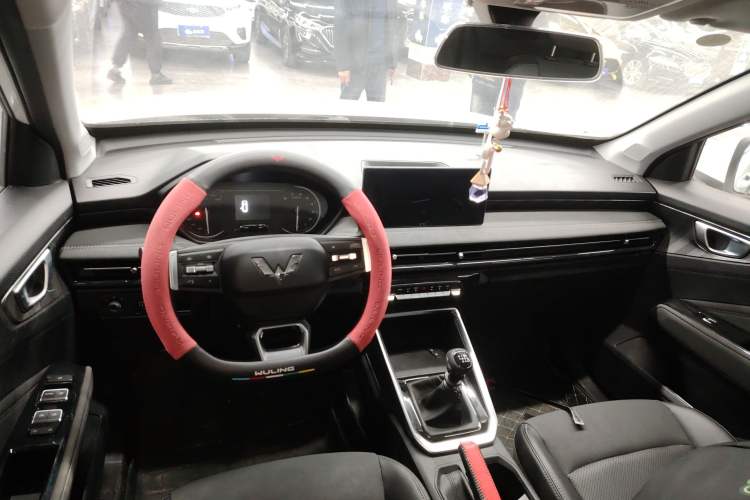 Used Wuling Alvez 2022 1.5L Manual Comfort Version Center Console