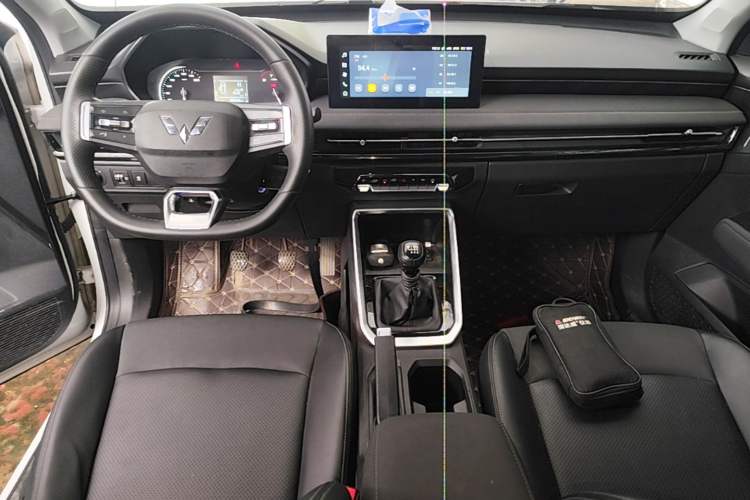 Used Wuling Alvez 2022 1.5L Manual Comfort Version Center Console