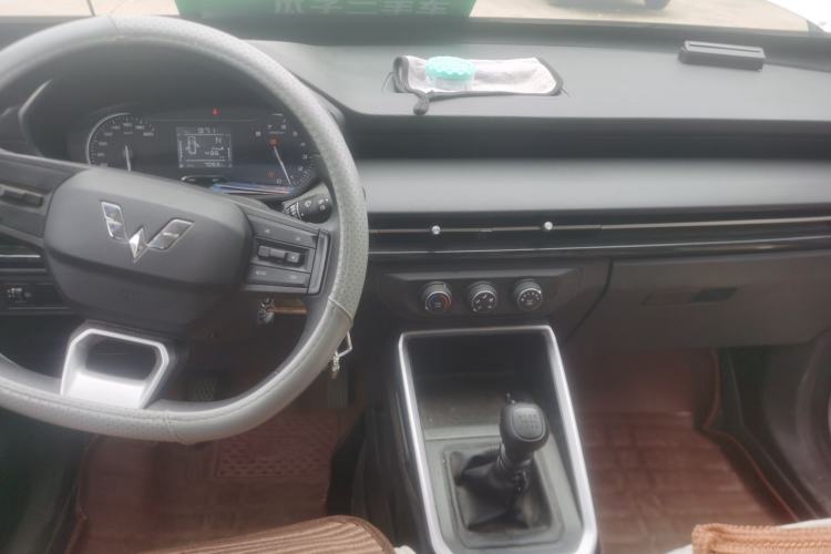 Used Wuling Alvez 2022 1.5L Manual Free-Style Model Center Console