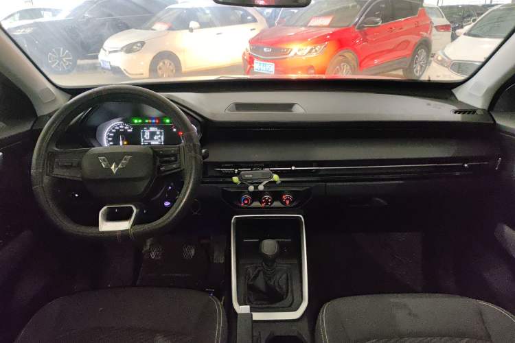 Used Wuling Alvez 2022 1.5L Manual Free-Style Model Center Console