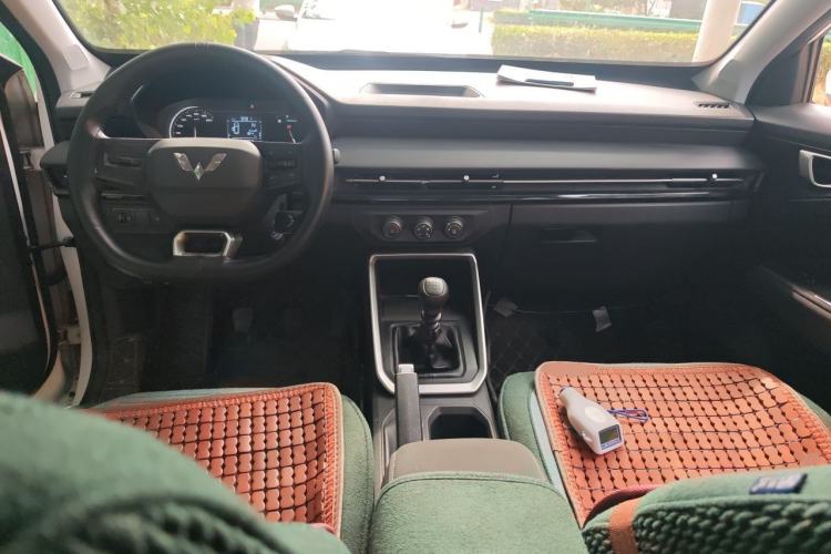 Used Wuling Alvez 2022 1.5L Manual Free-Style Model Center Console