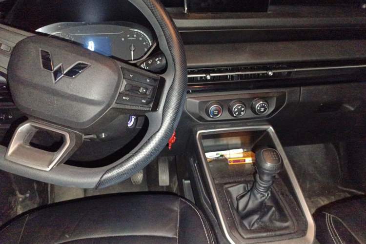 Used Wuling Alvez 2022 1.5L Manual Free-Style Model Center Console