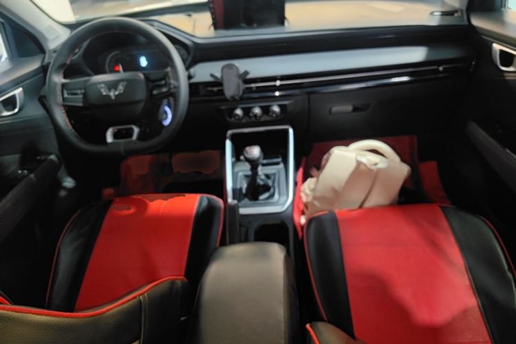 Used Wuling Alvez 2022 1.5L Manual Free-Style Model Center Console