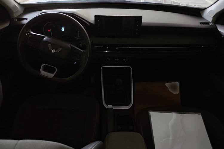 Used Wuling Alvez 2022 1.5L Manual Free-Style Model Center Console