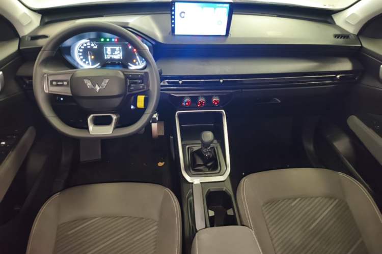 Used Wuling Alvez 2022 1.5L Manual Free-Style Model Center Console