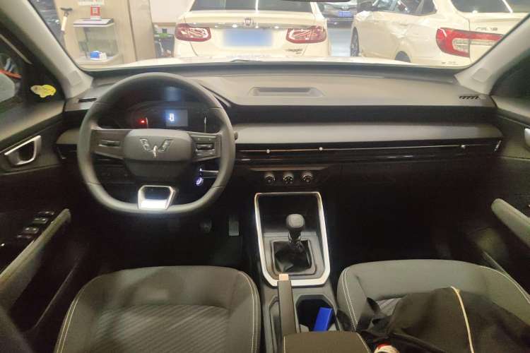 Used Wuling Alvez 2022 1.5L Manual Free-Style Model Center Console
