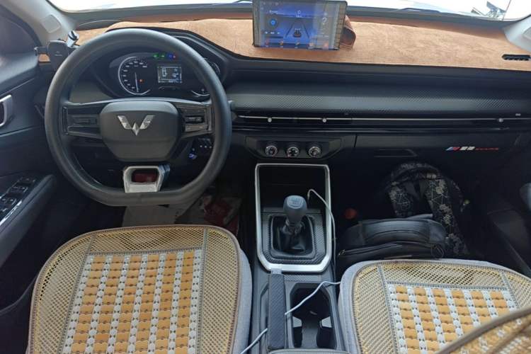 Used Wuling Alvez 2022 1.5L Manual Free-Style Model Center Console
