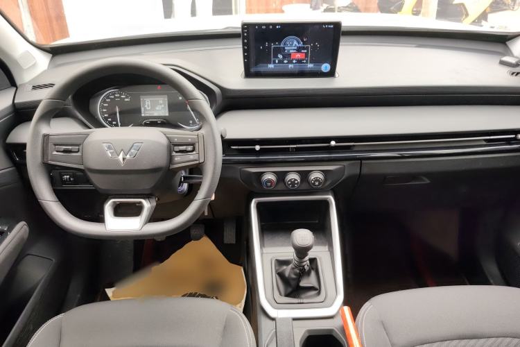 Used Wuling Alvez 2022 1.5L Manual Free-Style Model Center Console