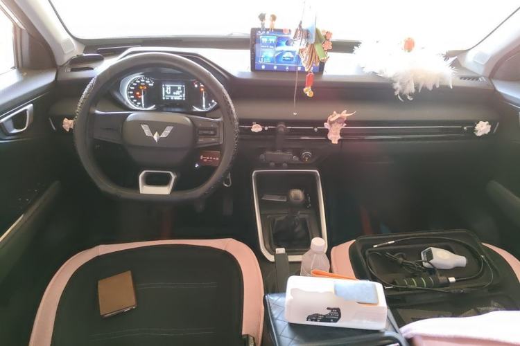 Used Wuling Alvez 2022 1.5L Manual Free-Style Model Center Console