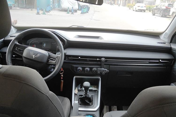 Used Wuling Alvez 2022 1.5L Manual Free-Style Model Center Console
