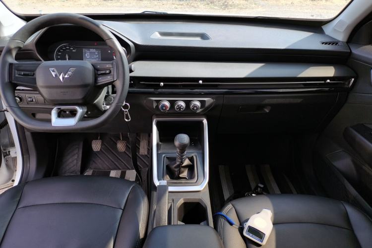 Used Wuling Alvez 2022 1.5L Manual Free-Style Model Center Console