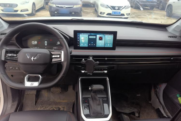 Used Wuling Alvez 2022 1.5T CVT Trendy & Cool Edition Center Console