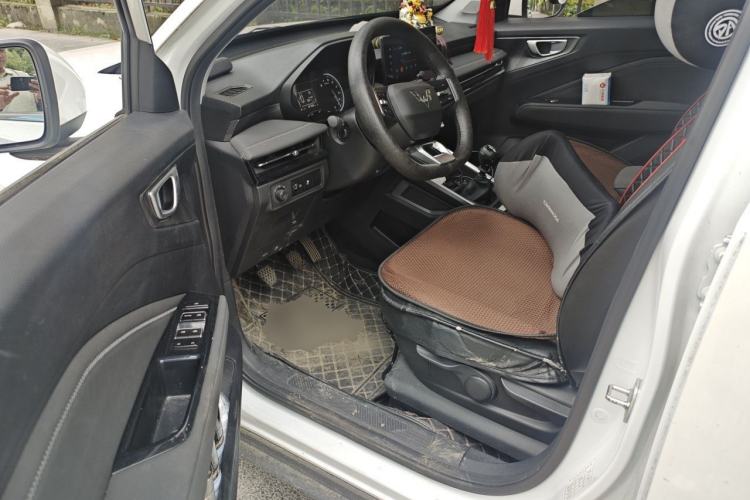 Used Wuling Alvez 2022 1.5L Manual Comfort Version Driver Seat