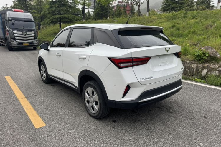 Used Wuling Alvez 2022 1.5L Manual Free-Style Model Exterior 2