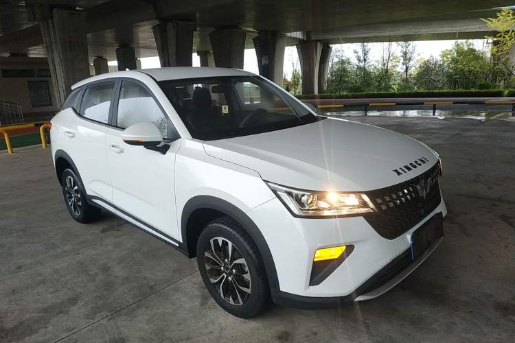 Used Wuling Alvez 2022 1.5L Manual Free-Style Model Exterior 2