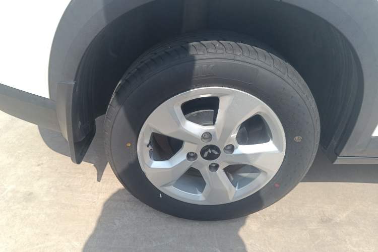 Used Wuling Alvez 2022 1.5L Manual Free-Style Model Exterior 5