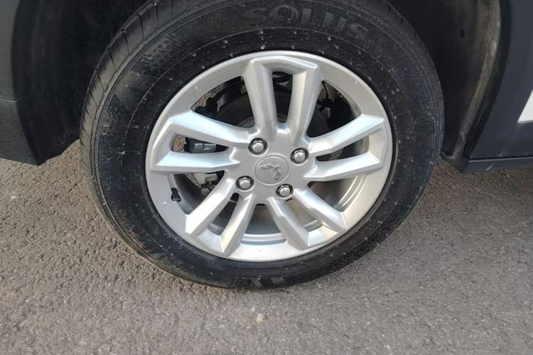 Used Wuling Alvez 2022 1.5L Manual Comfort Version Exterior 5