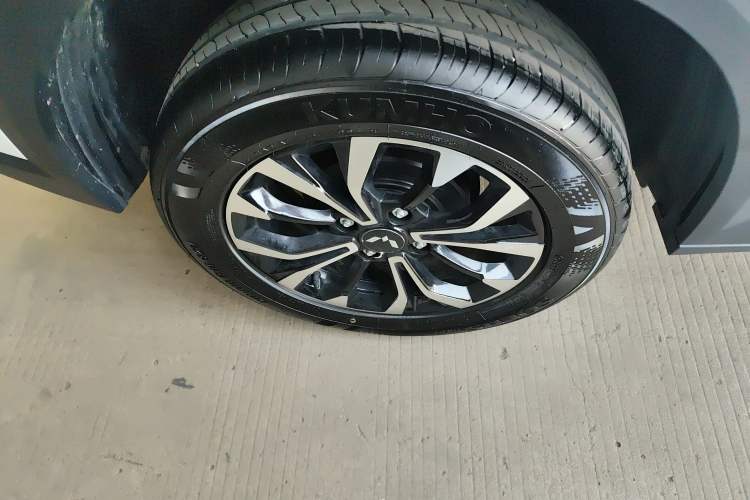 Used Wuling Alvez 2022 1.5L Manual Free-Style Model Exterior 5