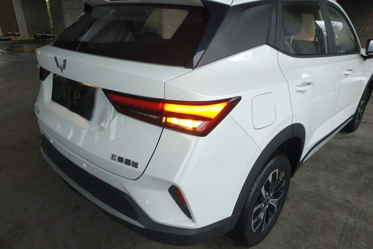 Used Wuling Alvez 2022 1.5L Manual Free-Style Model Exterior 6
