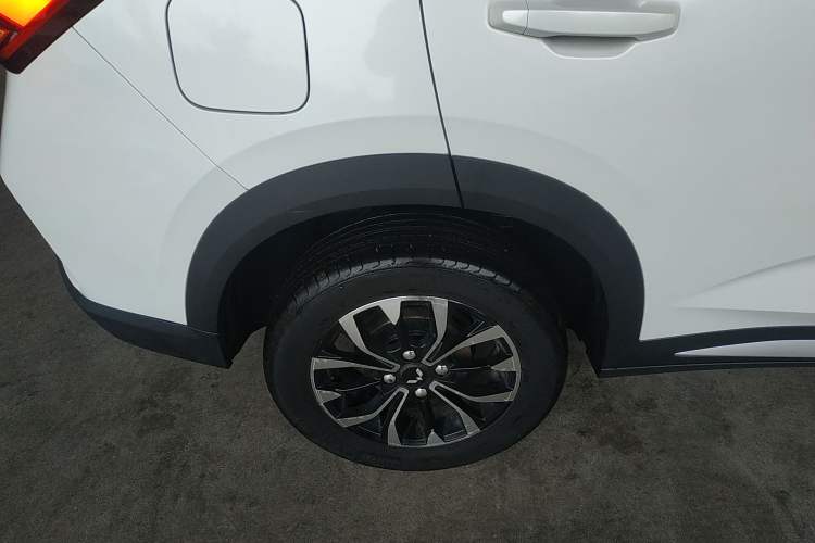 Used Wuling Alvez 2022 1.5L Manual Free-Style Model Exterior 8