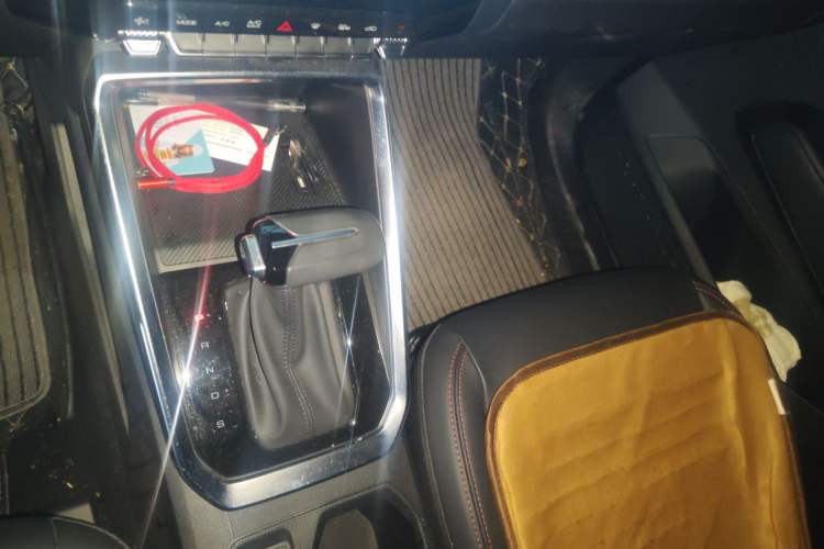 Used Wuling Alvez 2022 1.5T CVT Trendy & Cool Edition Gear Lever