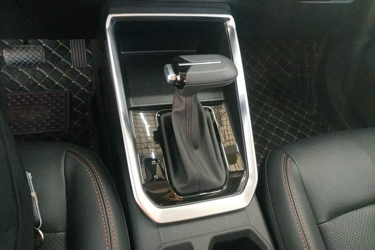 Used Wuling Alvez 2022 1.5T CVT Trendy & Cool Edition Gear Lever