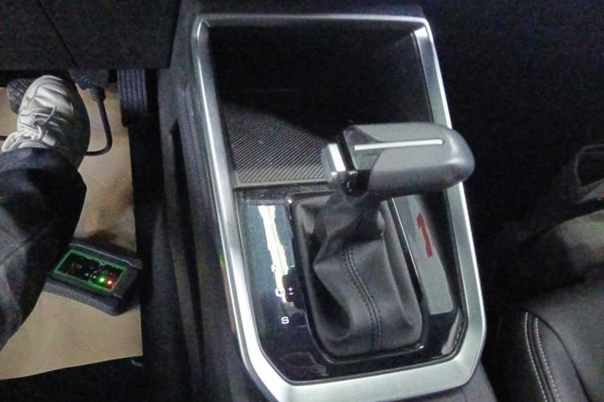 Used Wuling Alvez 2022 1.5L CVT Comfort Edition Gear Lever