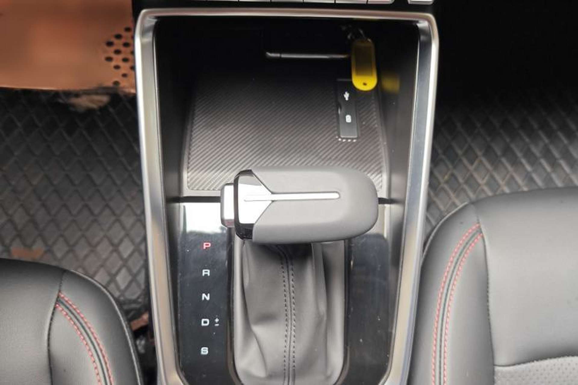 Used Wuling Alvez 2022 1.5T CVT Trendy & Cool Edition Gear Lever