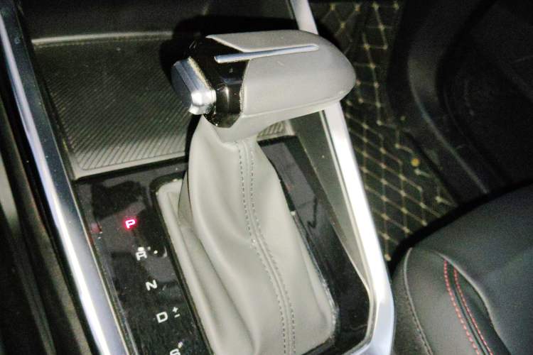 Used Wuling Alvez 2022 1.5T CVT Trendy & Cool Edition Gear Lever