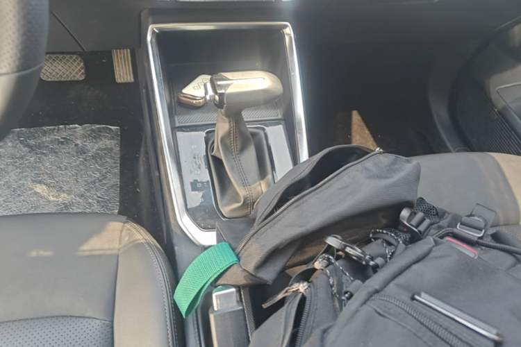 Used Wuling Alvez 2022 1.5L CVT Comfort Edition Gear Lever