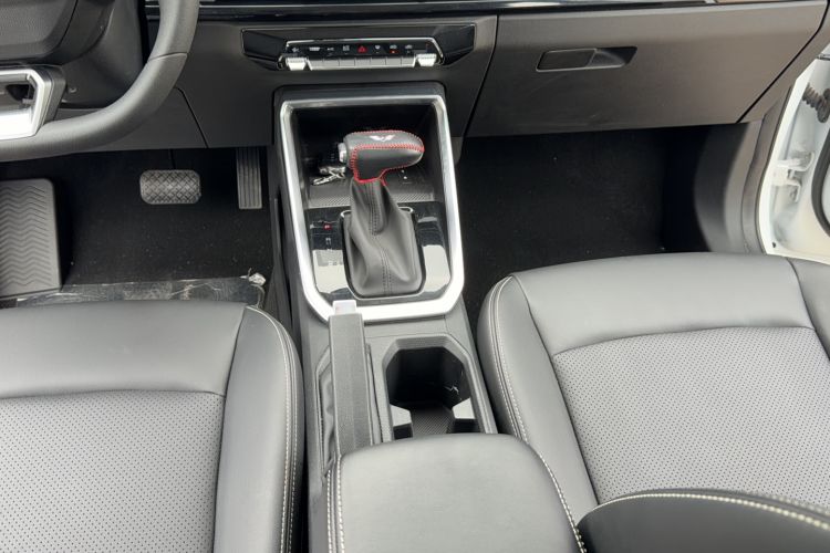 Used Wuling Alvez 2022 1.5L CVT Comfort Edition Gear Lever
