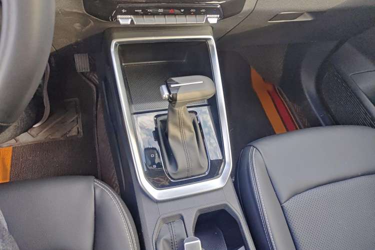 Used Wuling Alvez 2022 1.5L CVT Comfort Edition Gear Lever
