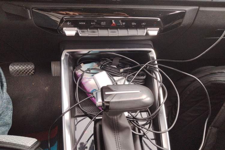 Used Wuling Alvez 2022 1.5T CVT Trendy & Cool Edition Gear Lever