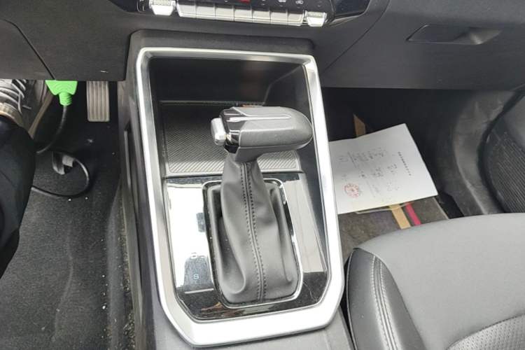 Used Wuling Alvez 2022 1.5L CVT Comfort Edition Gear Lever